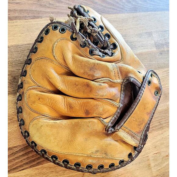 Vintage Leather Baseball Catcher' Mitt, It's A Wilson Left Hand Catchers Glove - Picture 4 of 4
